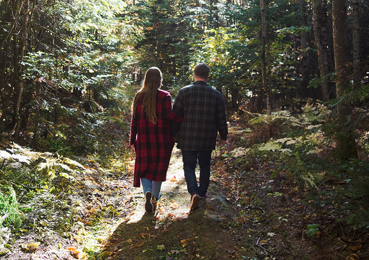Deux personnes qui marchent dans la forêt