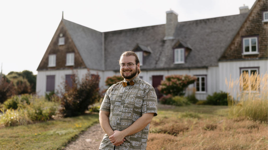 SI TU RESTAIS - Ludovic Dufour devant le Musée de la Mémoire vivante à Saint-Jean-Port-Joli  | Région L'Islet